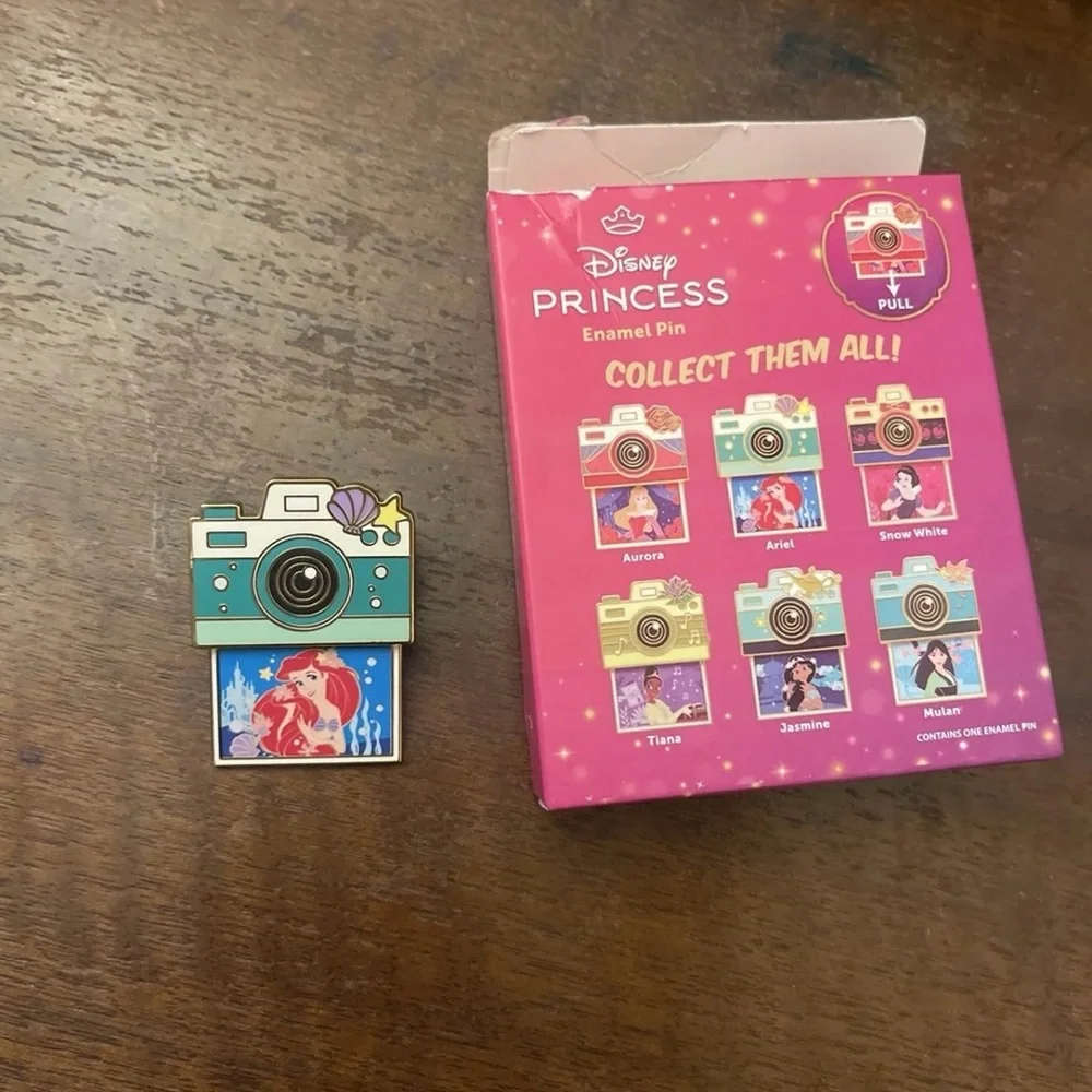 Disney Princess enamel Camera Pin - The Little Mermaid-Ariel - Picture 2 of 3